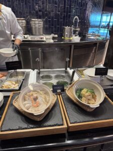 右邊是沒吃到的雲吞湯麵