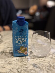 探路者還喝了消暑椰子水